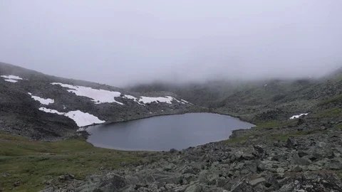 Quiet tranquil mountain lake. Reflection of green peaks in water Stockbeeldmateriaal 93954507