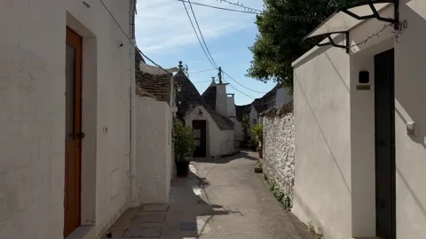 Quiet Whitewashed Trulli Street in Historic Alberobello, Puglia, Italy 스톡 동영상 337800611