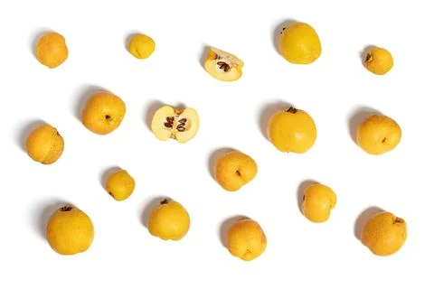Quince pattern isolated on white background. Yellow ripe quince fruits. Top v Foto stock