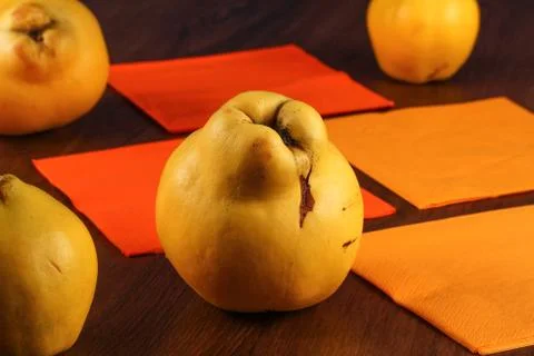 Quince on the wood table Foto stock