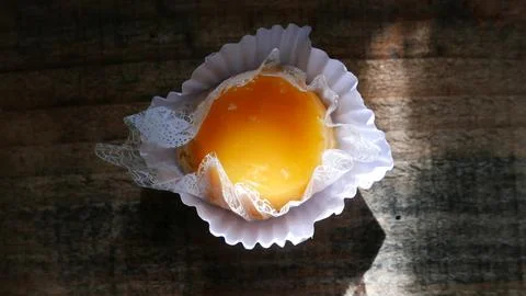 (Quindim), a candy made with eggs, coconut and sugar. Fotos de archivo