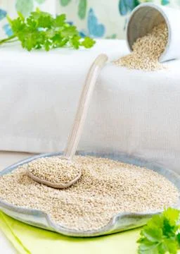 Quinoa in ceramic pottery Stock Photos