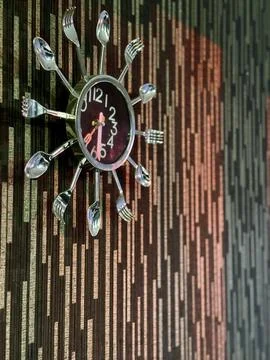Quirky Fork Spoon Wall Clock Photograph Foto stock
