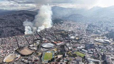 Quito Ecuador Fire and Smoke Over Urban Neighborhoods Vidéo 345455376