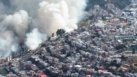 Quito Ecuador Fire and Smoke Over Urban Neighborhoods Vidéo 345455377