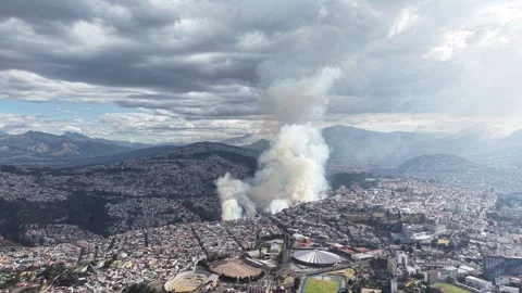 Quito Ecuador Fire and Smoke Over Urban Neighborhoods Vidéo 345455378