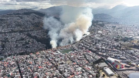 Quito Ecuador Fire and Smoke Over Urban Neighborhoods Vidéo 345455385