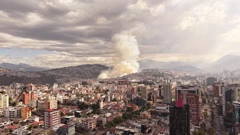 Quito Ecuador Fire and Smoke Over Urban Neighborhoods Vidéo 345455386