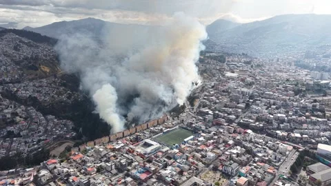 Quito Ecuador Fire and Smoke Over Urban Neighborhoods Vidéo 345455387