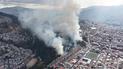 Quito Ecuador Fire and Smoke Over Urban Neighborhoods Vidéo 345455388