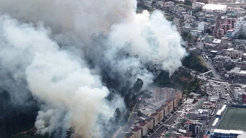 Quito Ecuador Fire and Smoke Over Urban Neighborhoods Vidéo 345455389