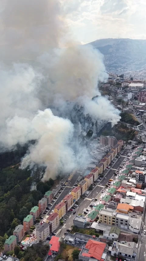 Quito Ecuador Fire and Smoke Over Urban Neighborhoods Vidéo 345455392