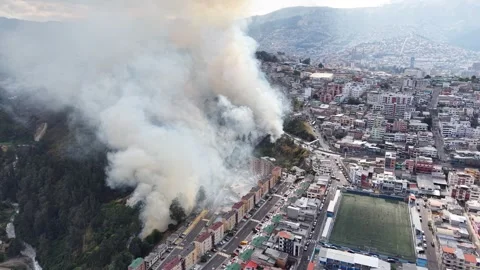 Quito Ecuador Fire and Smoke Over Urban Neighborhoods Vidéo 345455394
