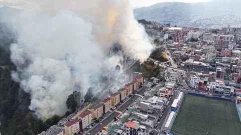 Quito Ecuador Fire and Smoke Over Urban Neighborhoods Vidéo 345455397