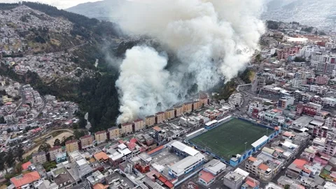 Quito Ecuador Fire and Smoke Over Urban Neighborhoods Vidéo 345455399