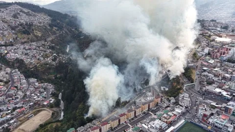 Quito Ecuador Fire and Smoke Over Urban Neighborhoods Vidéo 345455400