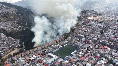 Quito Ecuador Fire and Smoke Over Urban Neighborhoods Vidéo 345455401