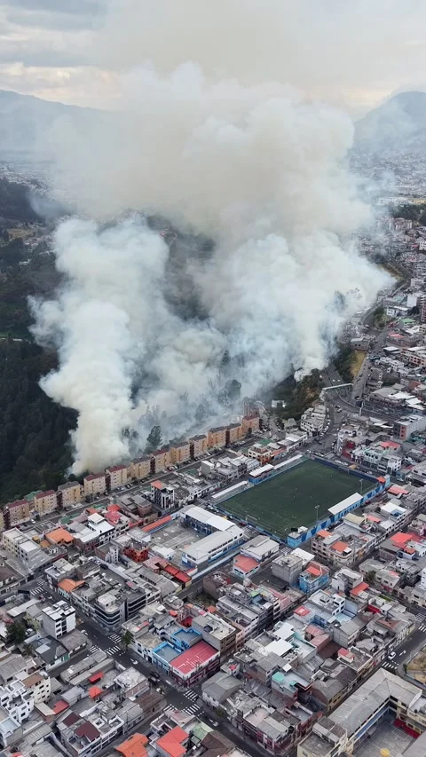 Quito Ecuador Fire and Smoke Over Urban Neighborhoods Vidéo 345455402