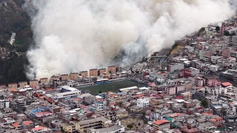Quito Ecuador Fire and Smoke Over Urban Neighborhoods Vidéo 345455405