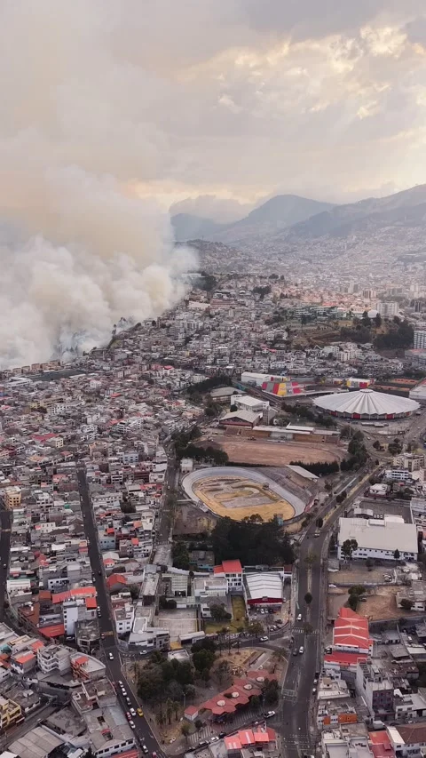 Quito Ecuador Fire and Smoke Over Urban Neighborhoods Vidéo 345455406