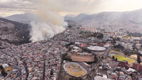 Quito Ecuador Fire and Smoke Over Urban Neighborhoods Vidéo 345455408