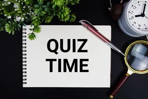 Quiz time text with alarm clock and magnifying glass 스톡 사진