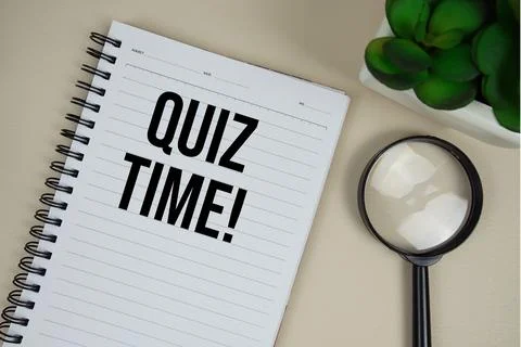 Quiz Time text on paper notebook with magnifying glass on beige leather bac.. 스톡 사진