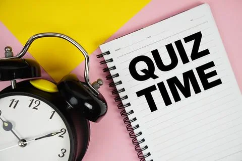 Quiz Time text written on notepad with alarm clock on pink background 스톡 사진