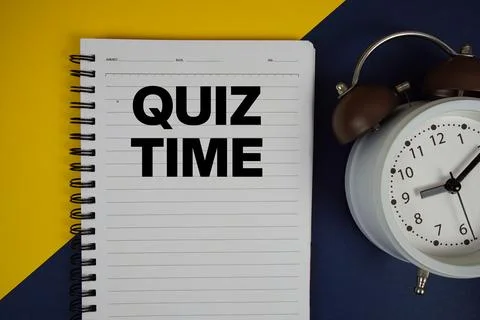 Quiz Time text written on notepad with alarm clock on yellow background 스톡 사진