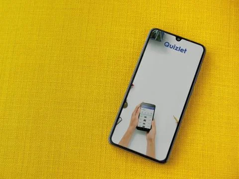 Quizlet - Language learning app launch screen with logo on the display of a b Foto stock