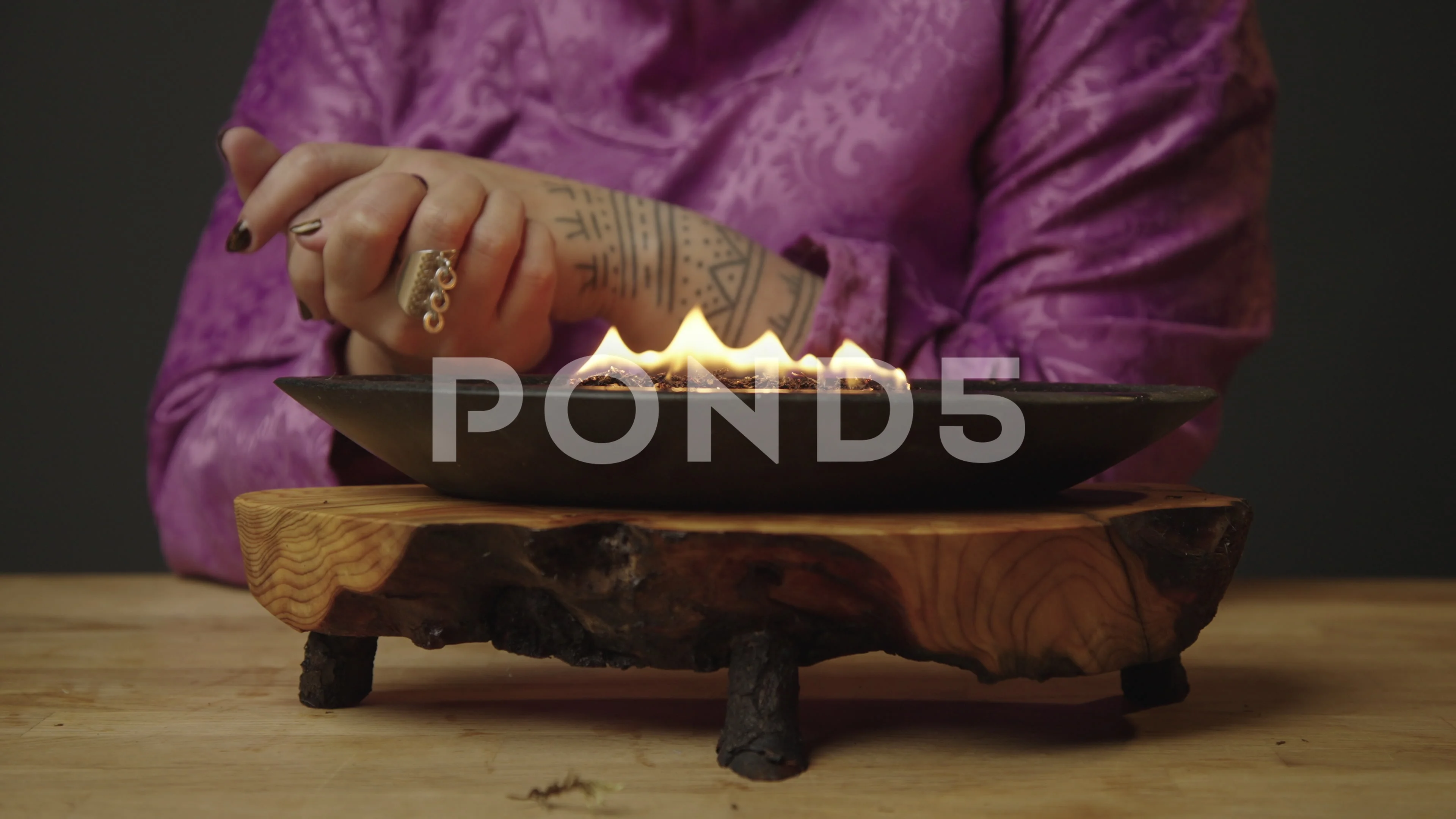 Qulleq, traditional inuit oil lamp. | Stock Video | Pond5, image size:3840x2160