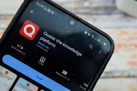 Quora - the knowledge platform application on Smartphone screen. Stock Photos