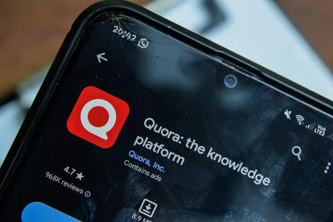 Quora - the knowledge platform application on Smartphone screen. Foto stock