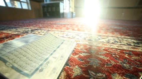 Quran slider shot inside a mosque Vídeos de archivo 102387210