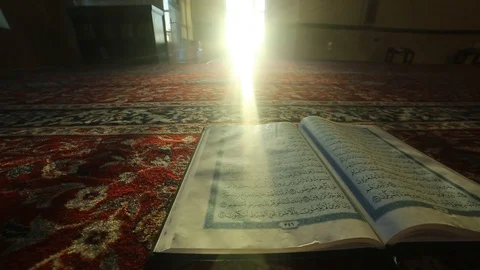 Quran slider shot inside a mosque Vídeo Stock 102387570