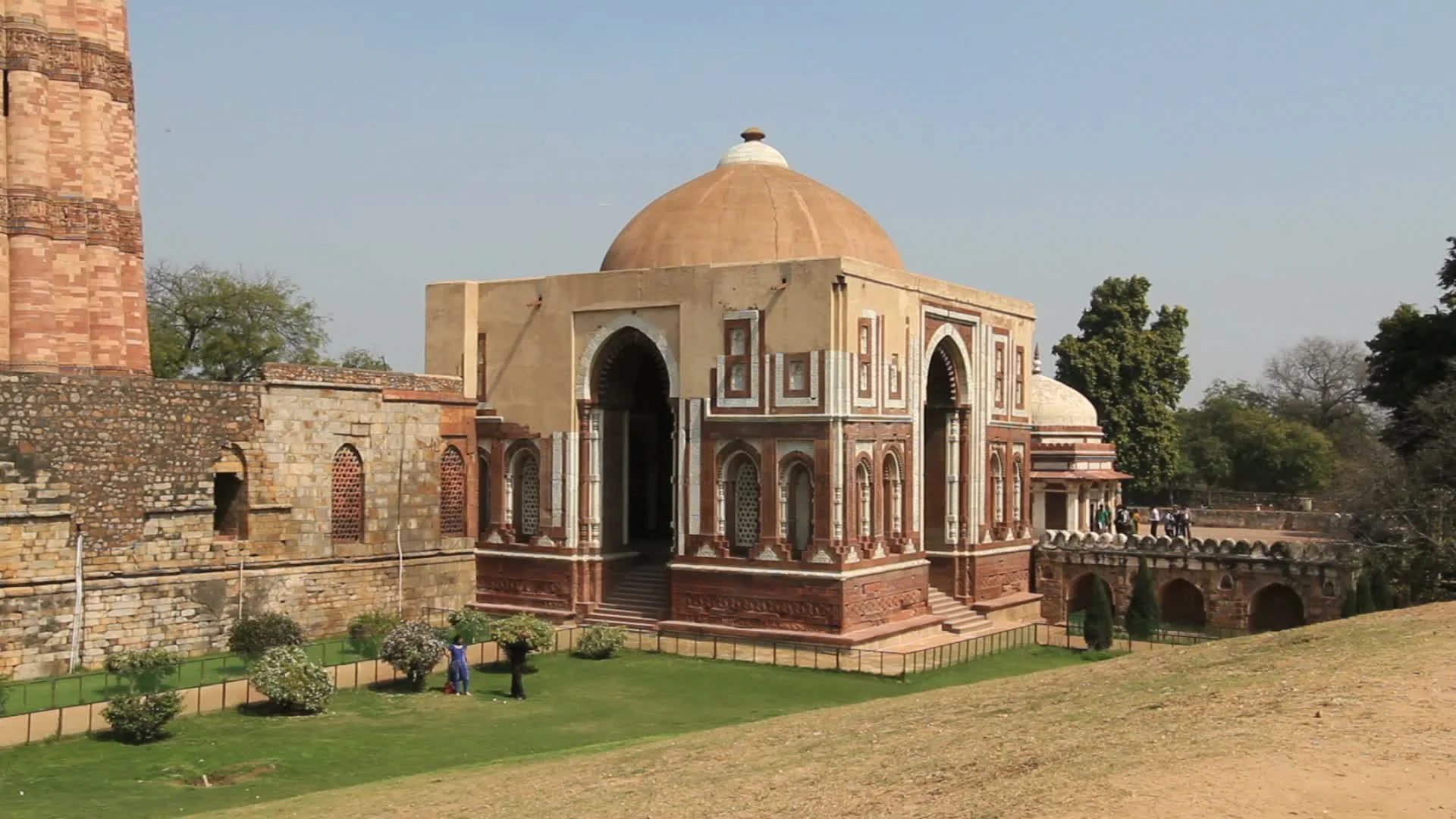 travelistica.com.com: Visiting Alai Darwaza - New Delhi- I, Photos , Map,  Information, Near Restaurants, Near Attractions, Near Hotels Alai Darwaza