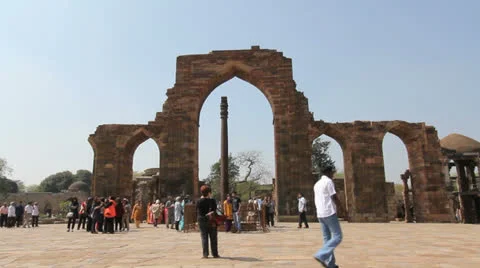 Qutab complex iorn column through arch c1 Vídeos de archivo 24663917