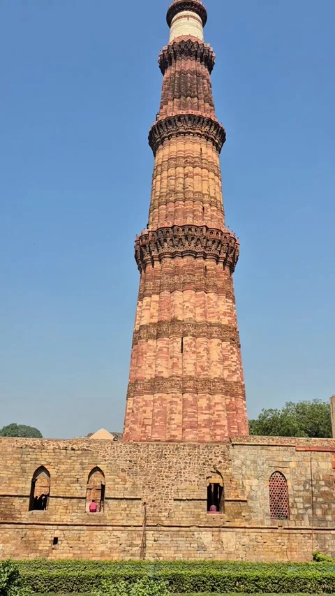 The Qutub Minar with blue sky Vídeo Stock 320711235