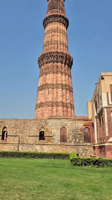 The Qutub Minar with blue sky 스톡 동영상 320711238