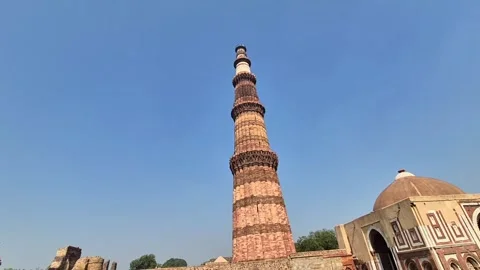 The Qutub Minar with blue sky 스톡 동영상 320711246
