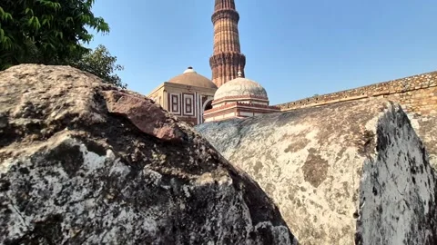 The Qutub Minar with blue sky 動画素材 320711276
