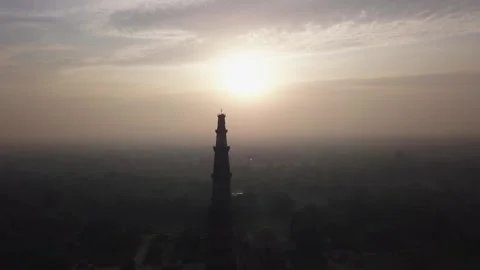 Qutub Minar Through Heavy Smog, New Delhi, India. Stock Footage 332949006