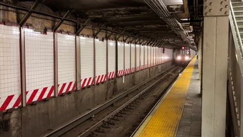 R line subway train arriving at an underground station in New York City. Vídeo Stock 314799817