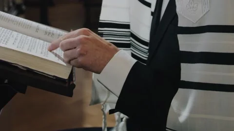 Rabbi reading scripture in Jewish temple 스톡 동영상 150112977