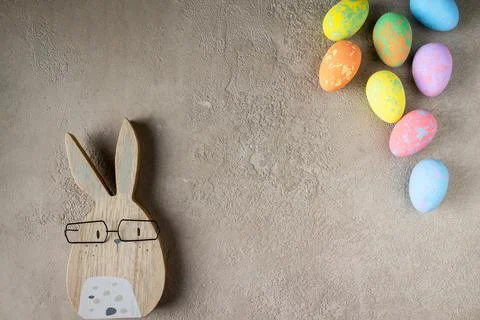Rabbit and colored easter eggs on a gray background, copy space Stockfoto's