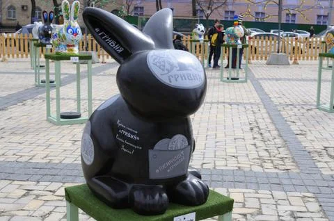 Rabbit installation painted like Easter egg set on a street. Festival of Fo.. Foto stock