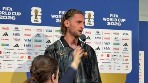 Rabiot highlights France's composure against Senegal and criticizes the conditio Vídeo Stock 337593655