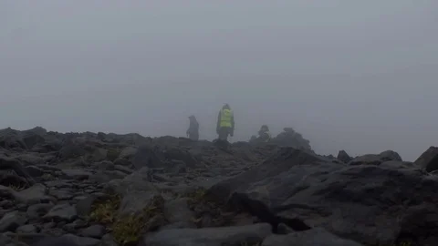 Race marshals at the Skiddaw mount summit Видео 80553827