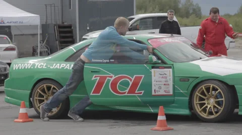 Racer pulls broken race car Stock Footage 39435931