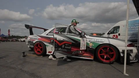 Racer pulls race car on parking Video stock 40765417
